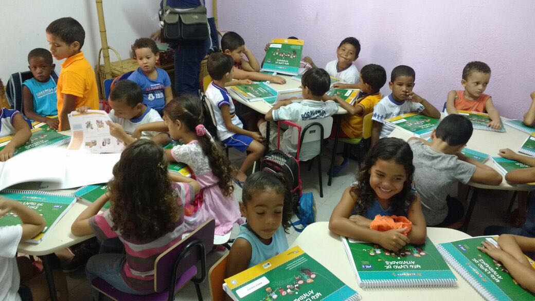 Alunos da rede de ensino municipal recebem livros didáticos