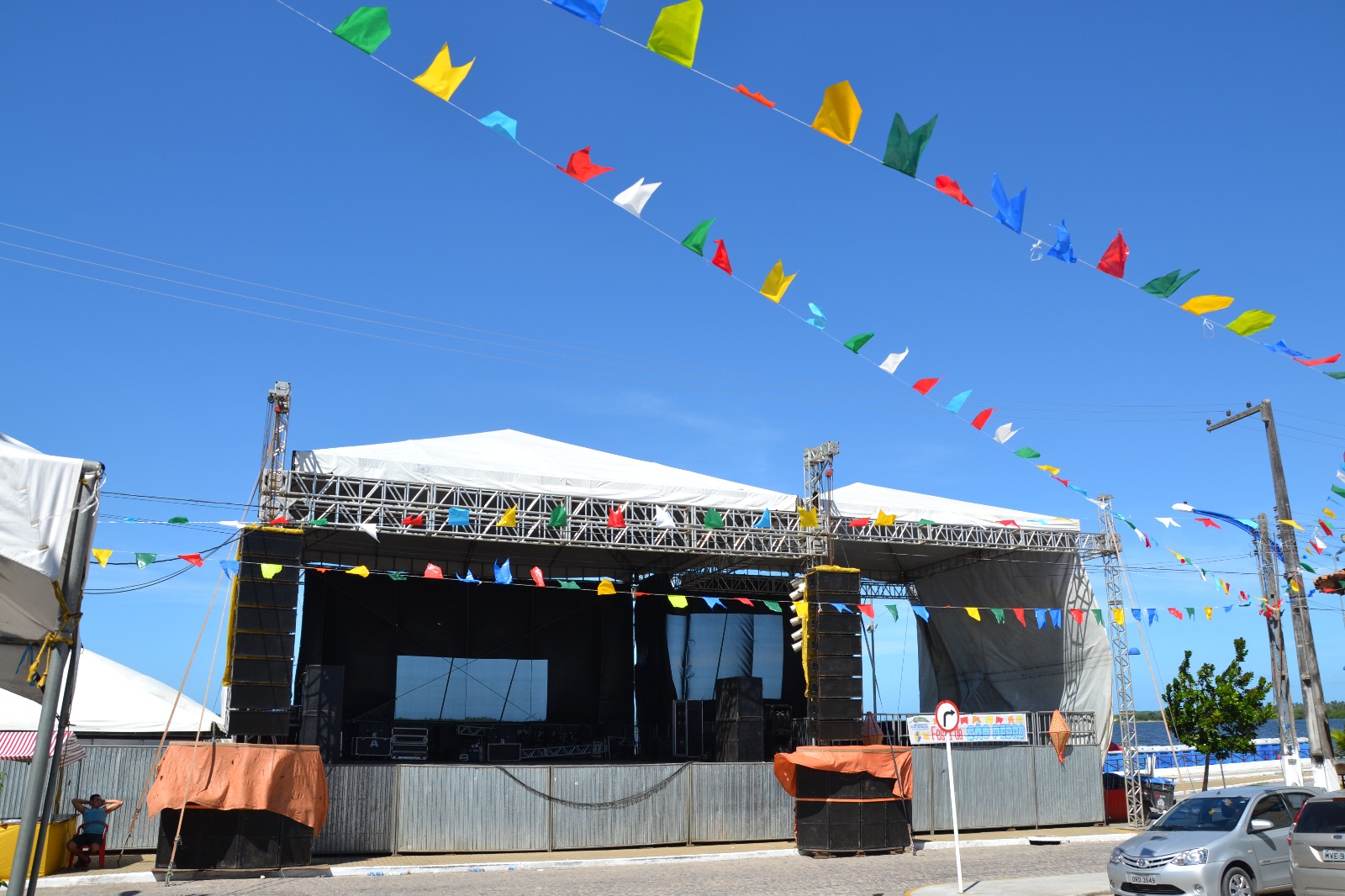 Palco montando no Centro Histórico de Marechal