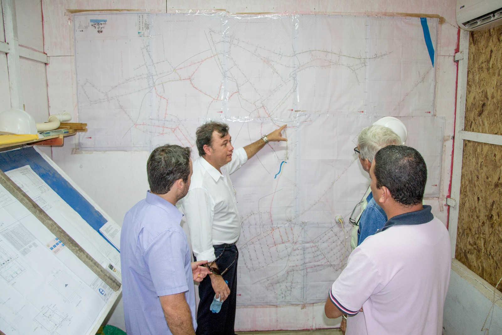 Prefeito mostra aos engenheiros o Largo do Carmo pela topografia
