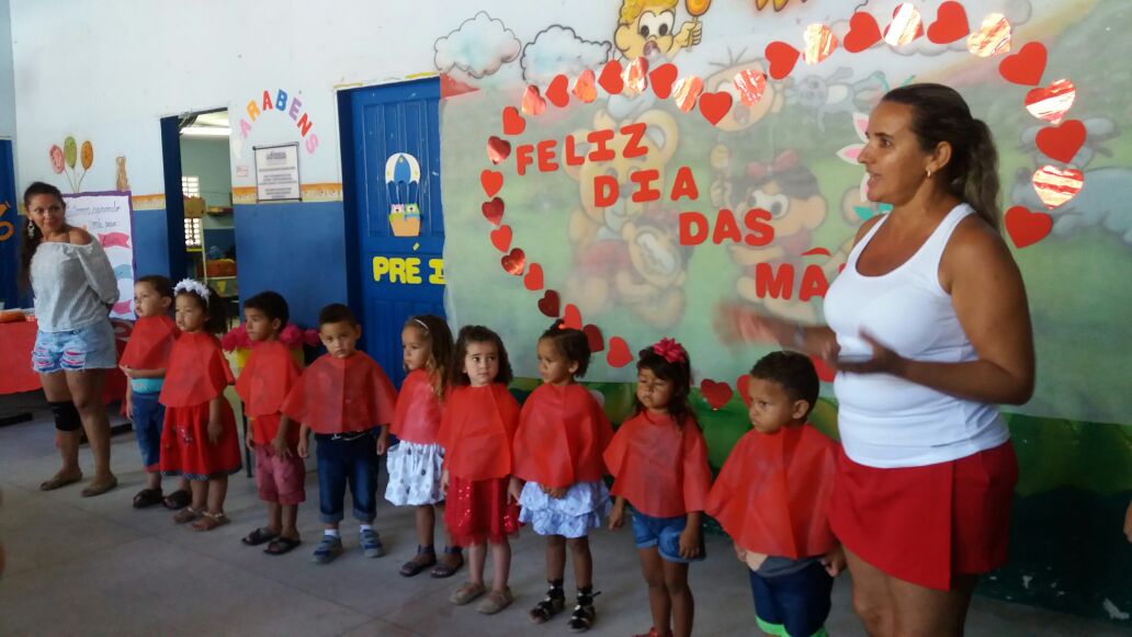 Apresentações teatrais, danças e mensagens, emocionaram as mães dos estudantes da rede municipal de ensino. Na véspera da festa, os alunos chegaram as escolas acompanhados das mães