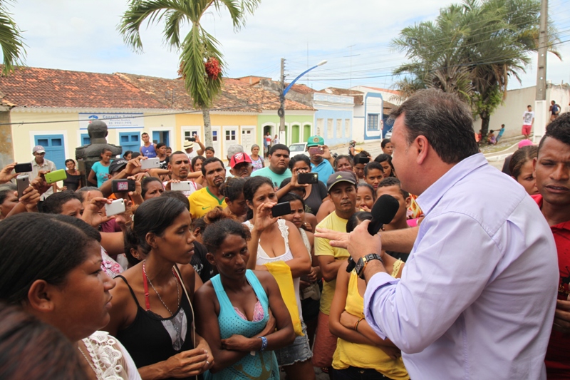 Prefeito Cristiano Matheus, promotoria de Justiça de Marechal Deodoro e o Gerenciamento de Crises da Polícia Militar de Alagoas debateram com os manifestantes